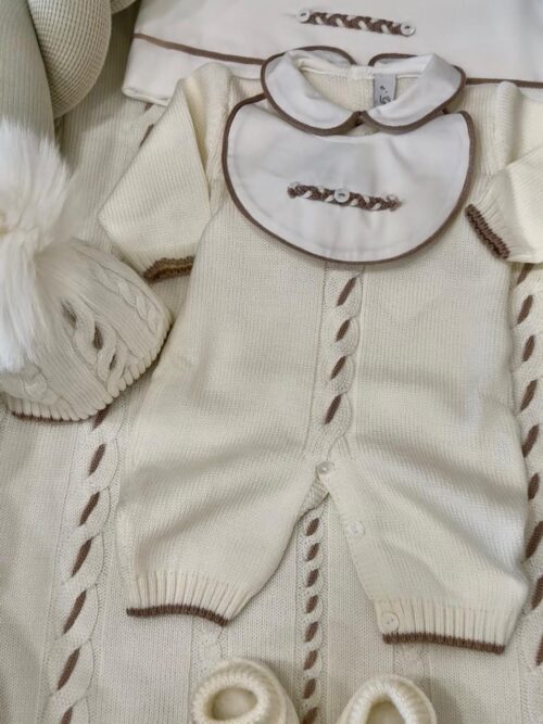 set nascita bimbo bianco e fango avvolto in una tenera lana merino realizzato interamente a mano