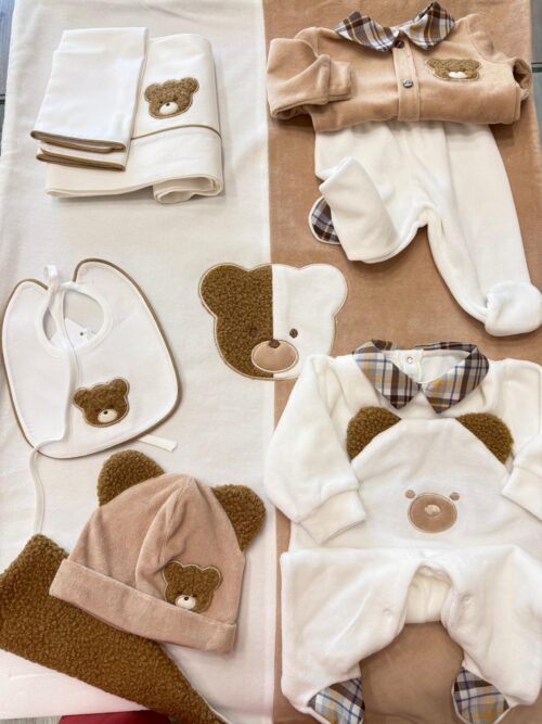set nascita in morbida ciniglia tema Teddy confortevole e delicata adatta a prime uscite e nascite il set comprende,copertina reversibile tutina ,spezzato, lenzuola,cappellino e bavettina ,