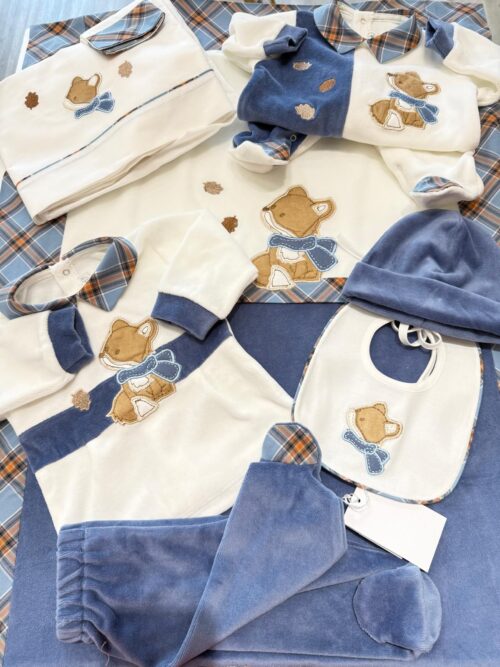 set nascita ciniglia tema cagnolino con inserti in quadretto realizzato interamente a mano,il set comprende, copertina tutina,completino due pezzi lenzuolina,cappellino e bavetta                        nde copertina,tutina,e completino due pezzi adatto per clinica e prima uscita