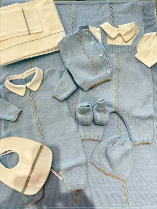 set cielo in pura lana morbida e calda realizzato interamente da manifattura Italiana adatto per nascita ed uscite il set comprende,scialle con inserti di lana tortora,lenzuola,tutina,salopette con camicina body in cotone caldo, cappellino e bavette           aldo ,scarpine cappellino e bavette