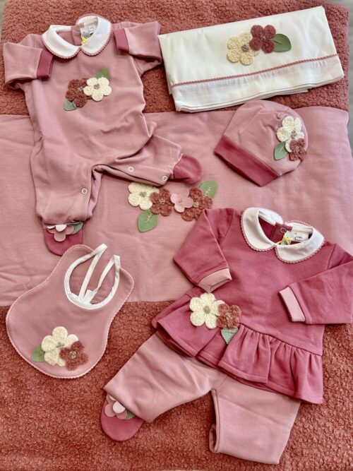 set nascita figlia dei fiori in soffice cotone caldo e boucle'con inserti di fiori a  inaeve taglio vivo,il set comprende copertina,lenzuola,tutina, clinico prima uscita,cuffietta e bavettina